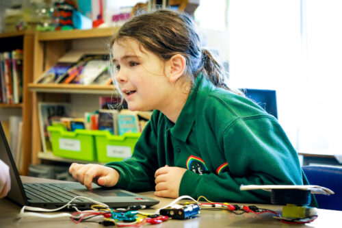 A learner does physical computing in the primary school classroom.